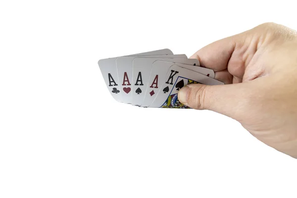白い背景に隔離されたポーカーカードを示す手の低角度ビュー ギャンブルの概念 — ストック写真