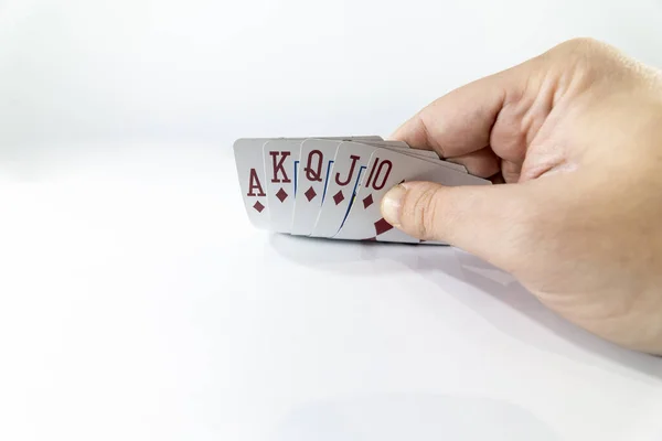 Beyaz Arkaplanda Izole Edilmiş Poker Kartlarını Gösteren Düşük Açılı Bir — Stok fotoğraf