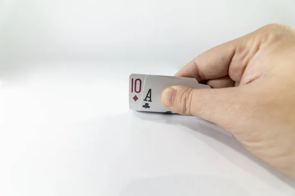 Visão Ângulo Baixo Uma Mão Mostrando Cartas Blackjack Isoladas Fundo — Fotografia de Stock