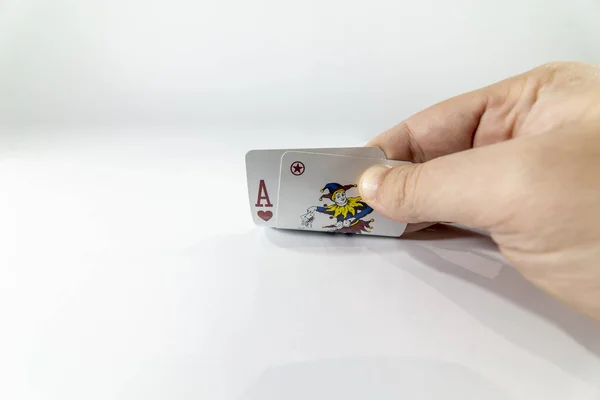 Visão Ângulo Baixo Uma Mão Mostrando Cartas Blackjack Isoladas Fundo — Fotografia de Stock