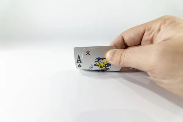 低角度的手图片 显示在白色背景下隔离的二十一点牌 赌博概念 — 图库照片