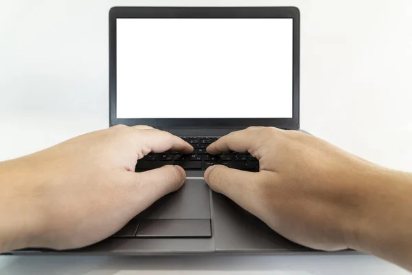男子在笔记本电脑键盘上打字的低角度图片 — 图库照片