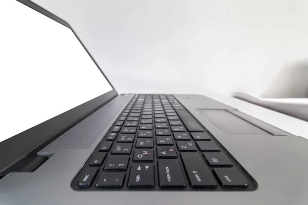 Низкий Угол Просмотра Клавиатуры Ноутбука Пустым Экраном Столе — стоковое фото