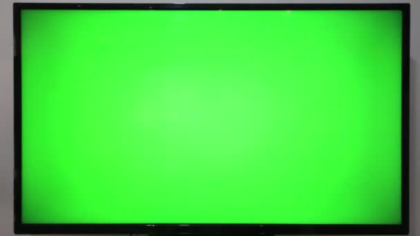 Направляя Пульт Телевизора Нажимая Кнопки Перед Телевизором Зеленым Экраном — стоковое видео