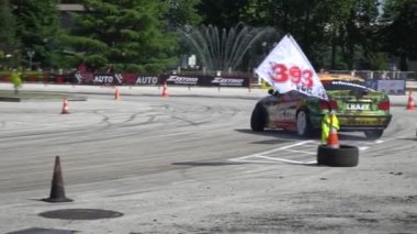 PLOVDIV, BULGARIA - HAZİRAN 08, 2019 - Bulgaristan 'ın Filibe kentinde doğaçlama bir pistte sürüş teknikleri ve stillerini gösteren sürücüler