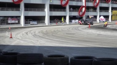 PLOVDIV, BULGARIA - HAZİRAN 08, 2019 - Bulgaristan 'ın Filibe kentinde doğaçlama bir pistte sürüş teknikleri ve stillerini gösteren sürücüler