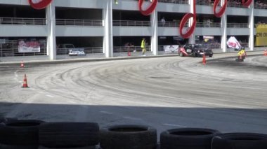 PLOVDIV, BULGARIA - HAZİRAN 08, 2019 - Bulgaristan 'ın Filibe kentinde doğaçlama bir pistte sürüş teknikleri ve stillerini gösteren sürücüler