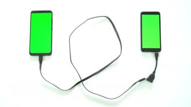 Dosyaları aktarmak için USB kablosu ile iki akıllı telefon bağlanıyor.