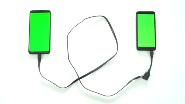 Twee Smartphones Aansluiten Met Usb Kabel Bestanden Dragen — Stockvideo