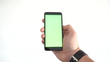 Elinde bir cep telefonu var ve telefonun kilidini ön yüzünde parmak izi okuyucusuyla açıyorsun..