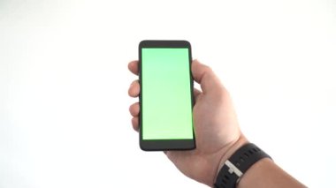 Elinde bir cep telefonu var ve telefonun kilidini ön yüzünde parmak izi okuyucusuyla açıyorsun..