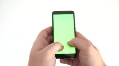 Akıllı telefonu tutmak, beyaz arkaplanda boş bir ekranda hareketler yazmak ve kaydırmak