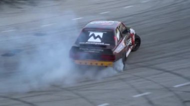 PLOVDIV, BULGARIA - HAZİRAN 08, 2019 - Bulgaristan 'ın Filibe kentinde doğaçlama bir pistte sürüş teknikleri ve stillerini gösteren sürücüler