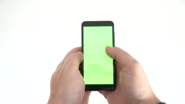 Sosteniendo Smartphone Desplazando Escribiendo Gestos Una Pantalla Blanco Sobre Fondo — Vídeo de stock