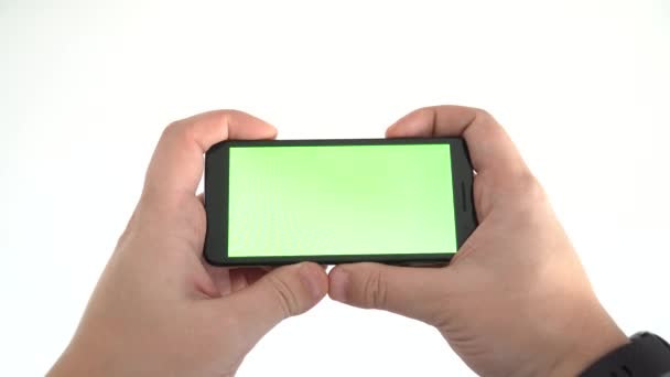 Tenendo Uno Smartphone Con Uno Schermo Vuoto Posizione Orizzontale Isolato — Video Stock