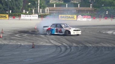 PLOVDIV, BULGARIA - HAZİRAN 08, 2019 - Bulgaristan 'ın Filibe kentinde doğaçlama bir pistte sürüş teknikleri ve stillerini gösteren sürücüler