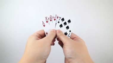 Elinde 5 iskambil kâğıdı olan ve bir el değiştiren birinin görüntüsü. Poker kumar konsepti.