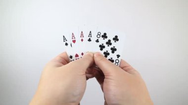 Elinde 5 iskambil kâğıdı olan ve bir el değiştiren birinin görüntüsü. Poker kumar konsepti.