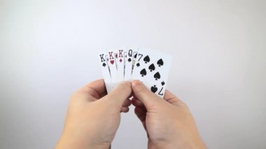 Elinde 5 iskambil kâğıdı olan ve bir el değiştiren birinin görüntüsü. Poker kumar konsepti.