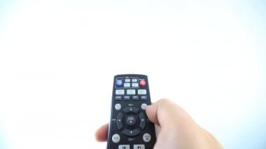 Uzaktan kumandayı gösteren ve beyaz arkaplanda izole edilmiş güç düğmesine basan kişi