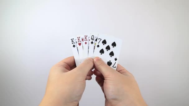 5枚のトランプを持って1枚交換する人のハメ撮り ポーカーギャンブルの概念 — ストック動画