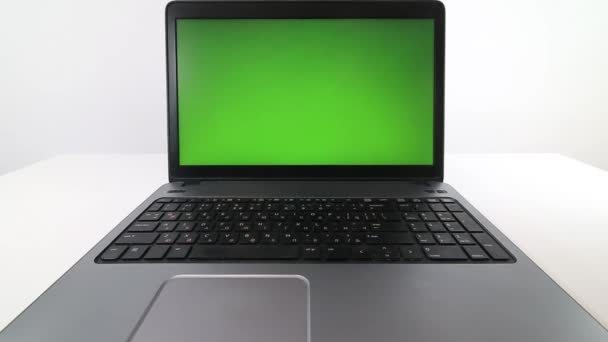 Niski Kąt Widzenia Człowieka Piszącego Laptopie Izoalted Białym Tle — Wideo stockowe