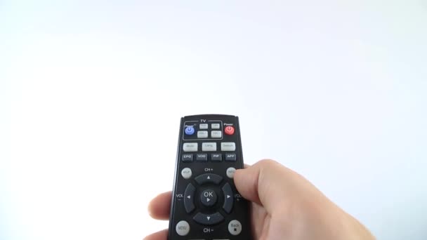人们打开电视遥控器 改变在白色背景下隔离的频道 — 图库视频影像