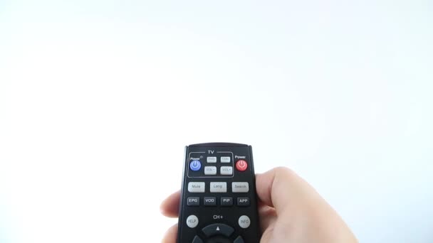 Osoba Ukazuje Dálkové Ovládání Televizoru Stiskne Tlačítko Napájení Izolované Bílém — Stock video