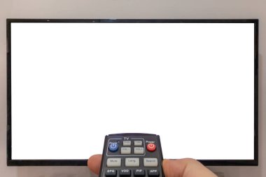 Bir TV kumandasını işaret eden ve boş ekranlı bir televizyonun önündeki düğmelere basan kişi