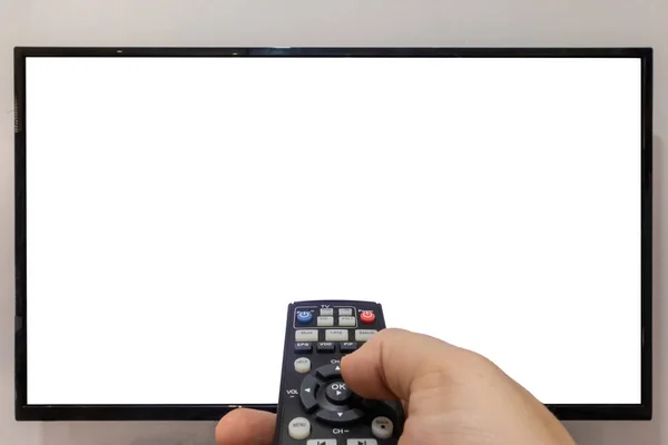 Человек Указывающий Пульт Телевизора Нажимающий Кнопки Перед Телевизором Пустым Экраном — стоковое фото
