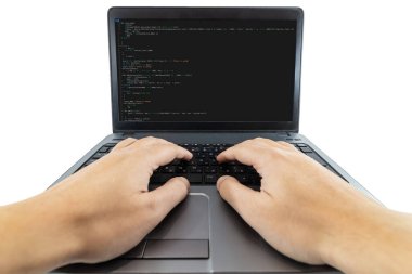 Laptop klavyesinde yazan bir adamın düşük açılı görüntüsü