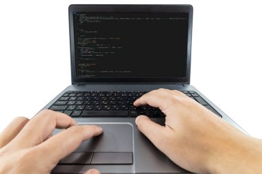 Laptop klavyesinde yazan bir adamın düşük açılı görüntüsü