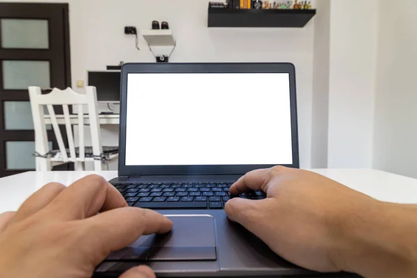从家里工作的概念 一个人在笔记本电脑上用空白屏幕在桌子上打字的低角度视图 — 图库照片