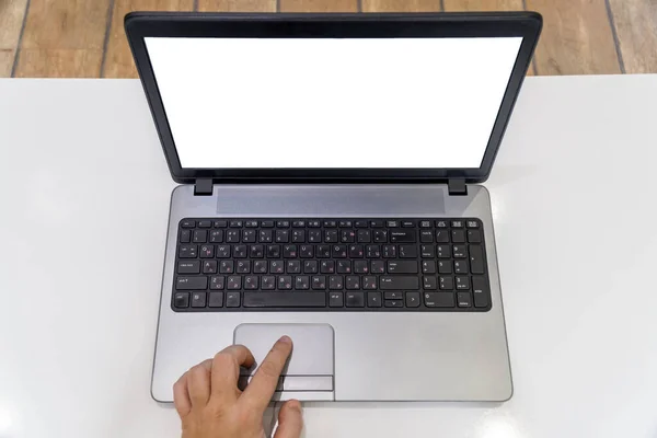 总部概念 在桌面上有空白屏幕的笔记本电脑上打字的人的头像 — 图库照片