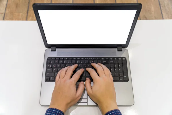 总部概念 在桌面上有空白屏幕的笔记本电脑上打字的人的头像 — 图库照片