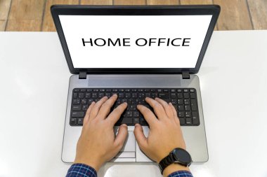 Bilgisayarda çalışan ve ekranında ofis mesajı olan bir kişinin genel görünümü