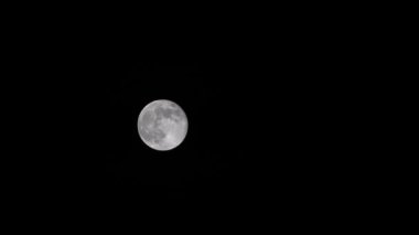 Gece gökyüzünde hareket eden bir ayın detaylı görüntüsü.