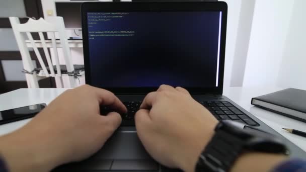 リモートホームオフィス 自宅のノートパソコンにコードを入力するプログラマの低角度表示 — ストック動画