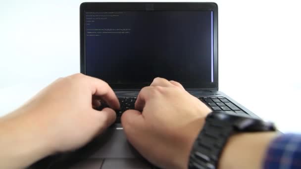 Low Angle View Van Een Hacker Schrijven Code Een Laptop — Stockvideo