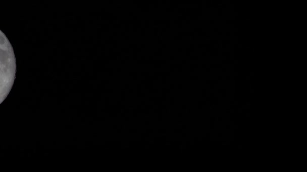 Szczegółowy Obraz Księżyca Poruszającego Się Nocnym Niebie — Wideo stockowe