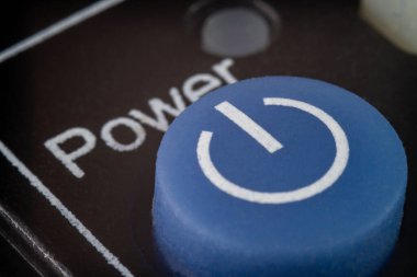 Bir TV için uzaktan kumandalı mavi düğmenin aşırı makro görüntüsü