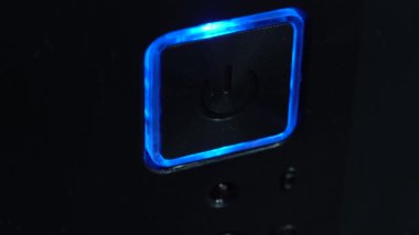 Düğmeye basılan bir bilgisayarın kapatılması ve mavi renkte parlayan bir yıldız