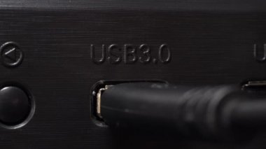 Masaüstü bilgisayarındaki usb 3 portuna bir aygıt takın ve fişe takın