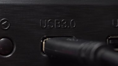 Masaüstü bilgisayarındaki usb 3 portuna bir aygıt takın ve fişe takın