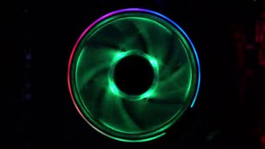 RGB PC soğutma pervanesi dönüyor ve büyüleyici renkli efektler yaratıyor
