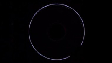 RGB PC soğutma pervanesi dönüyor ve büyüleyici renkli efektler yaratıyor