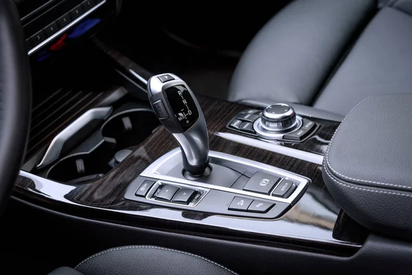 Wroclaw, Polonya - 31 Ekim 2017: yakın çekim fotoğraf X3 Bmw xdrive otomatik şanzıman vites seçimi