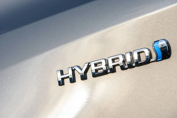 Wroclaw, Polonya - 30 Haziran 2017: Logo bir Toyota Auris hibrid araba. Toyota hibrid araç satışlarında dünya lideri olduğunu.