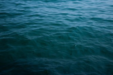 Deniz dalgası yakın, alçak açı görünümü