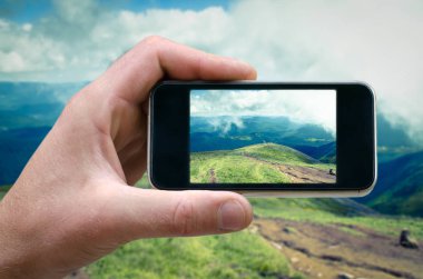 içinde telefon bir el, dağ manzara fotoğrafları smartphone, yan görünüm, selfie üzerinde mans